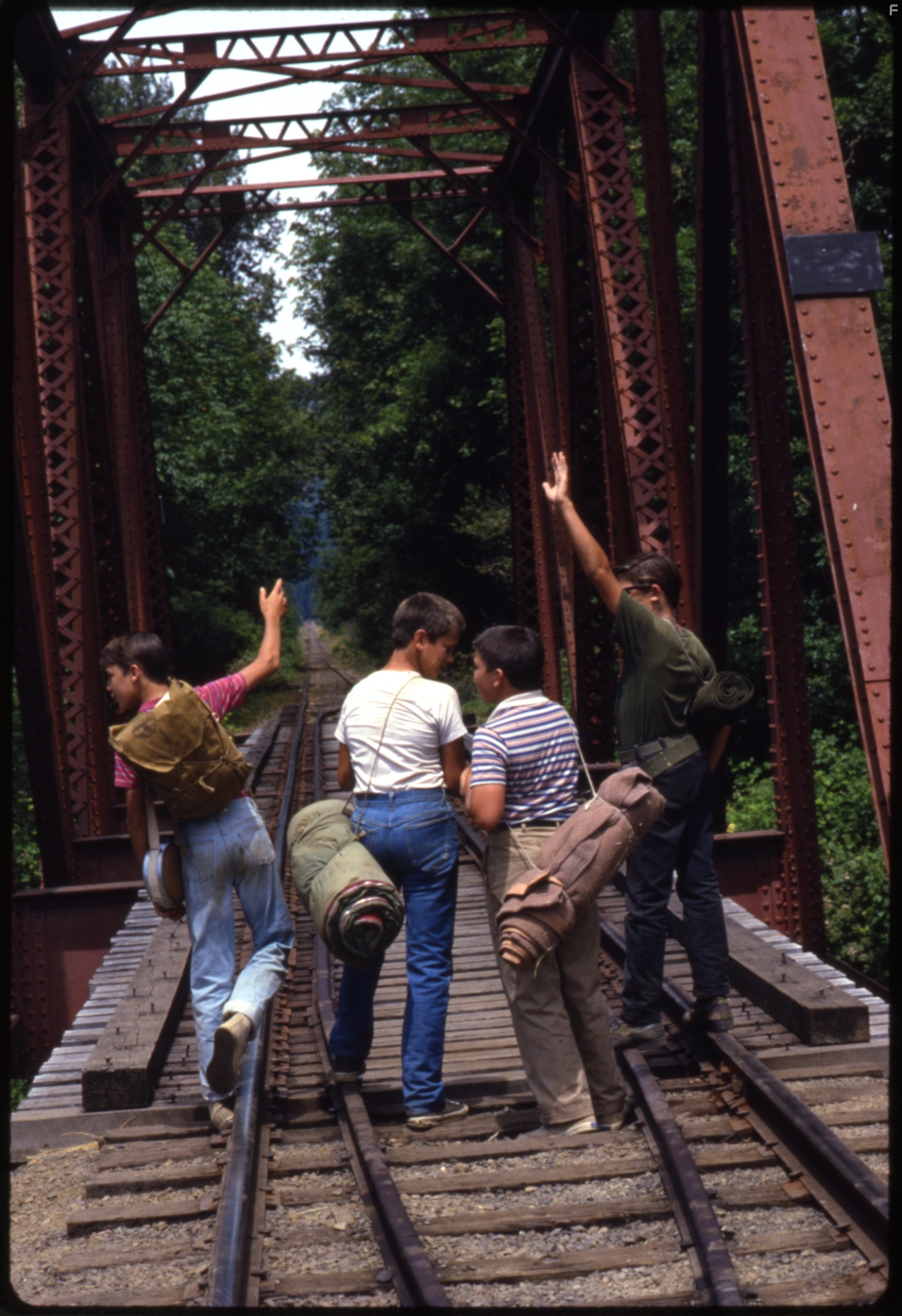 River Phoenix, Corey Feldman, Wil Wheaton, and Jerry O'Connell in Останься со мной (1986)