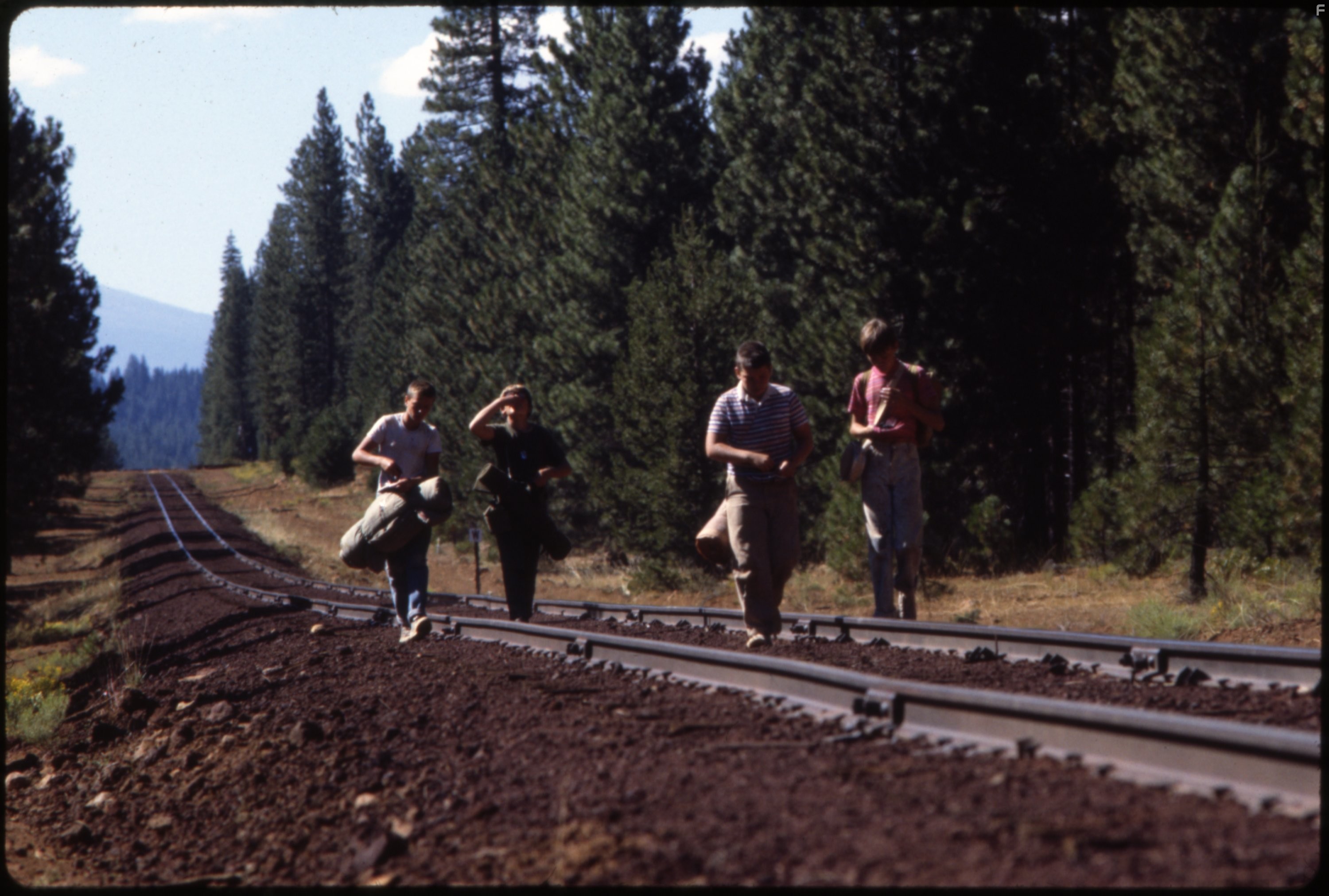 River Phoenix, Corey Feldman, Wil Wheaton, and Jerry O'Connell in Останься со мной (1986)