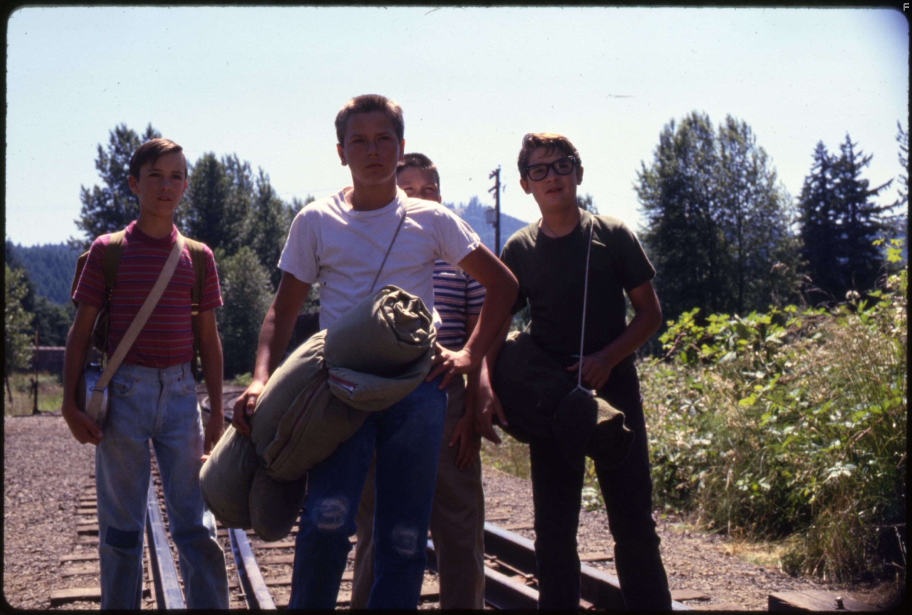 River Phoenix, Corey Feldman, Wil Wheaton, and Jerry O'Connell in Останься со мной (1986)