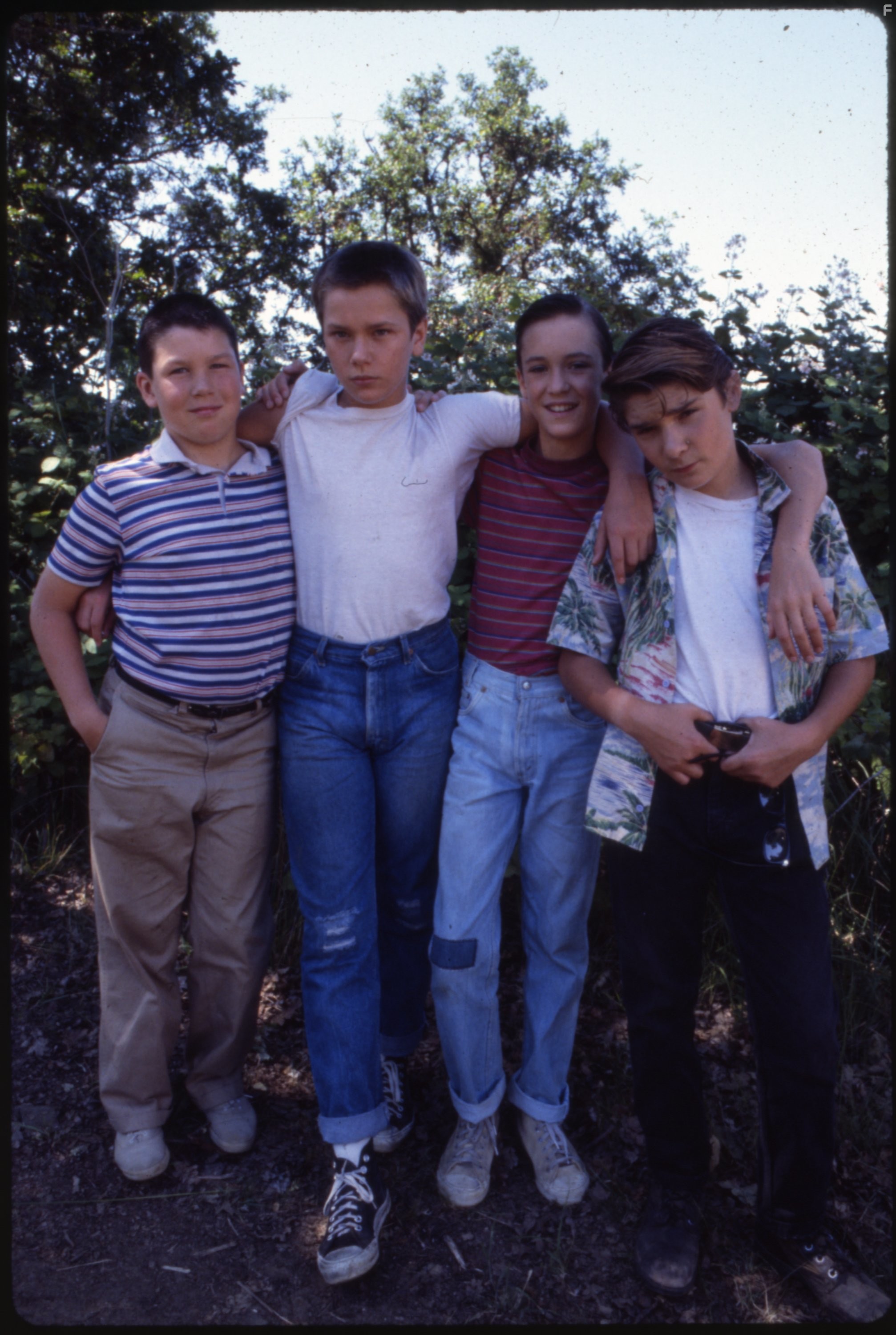 River Phoenix, Corey Feldman, Wil Wheaton, and Jerry O'Connell in Останься со мной (1986)