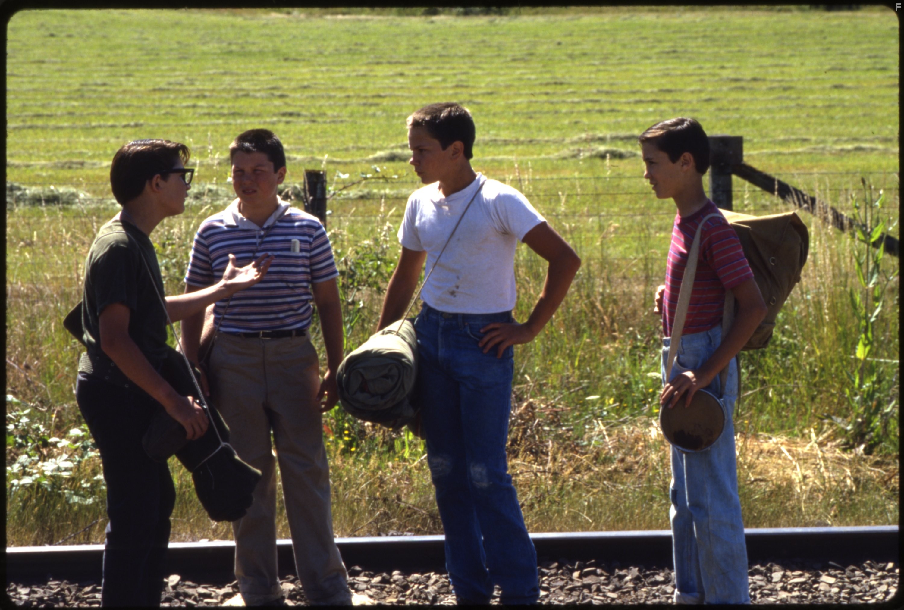 River Phoenix, Corey Feldman, Wil Wheaton, and Jerry O'Connell in Останься со мной (1986)