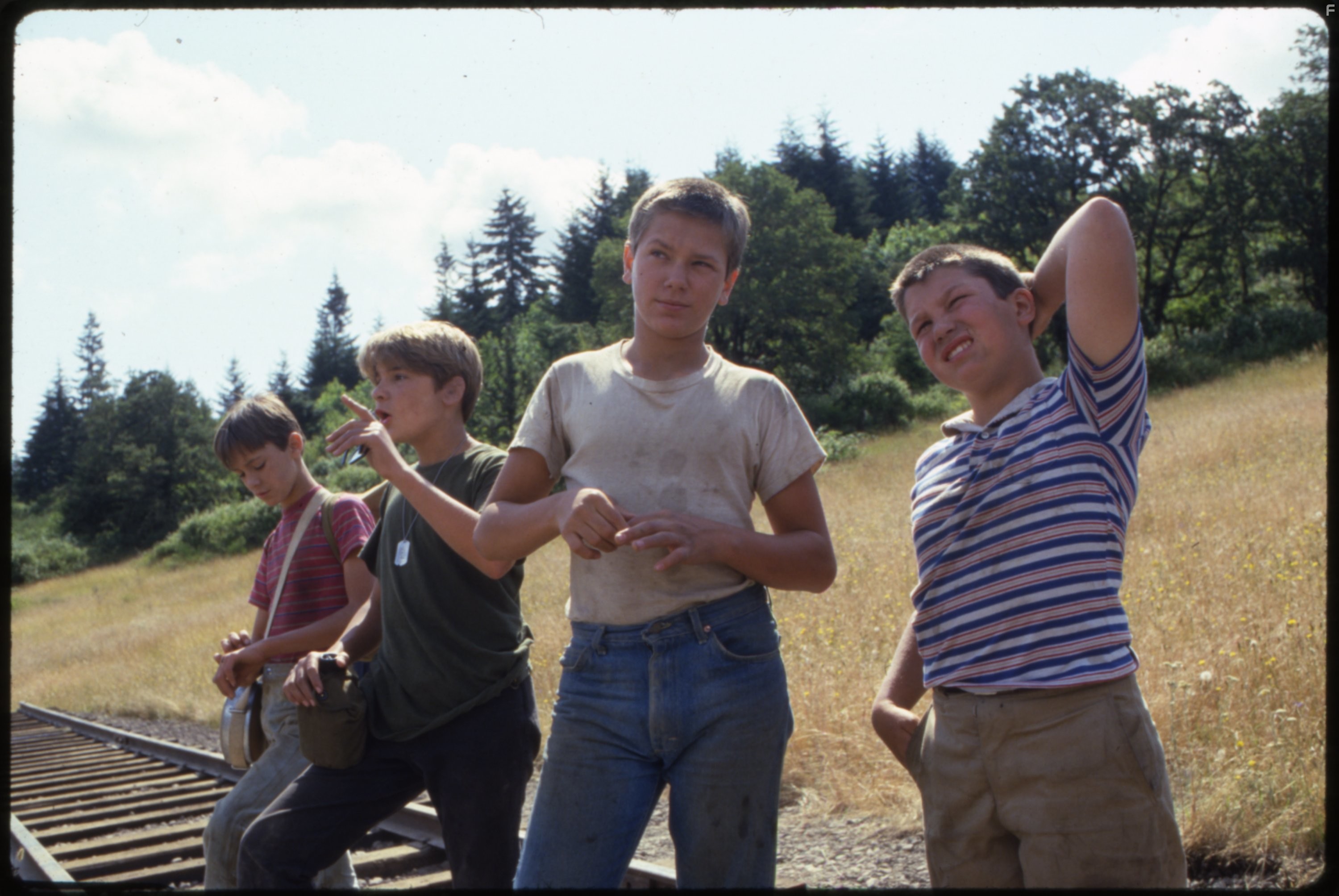 River Phoenix, Corey Feldman, Wil Wheaton, and Jerry O'Connell in Останься со мной (1986)