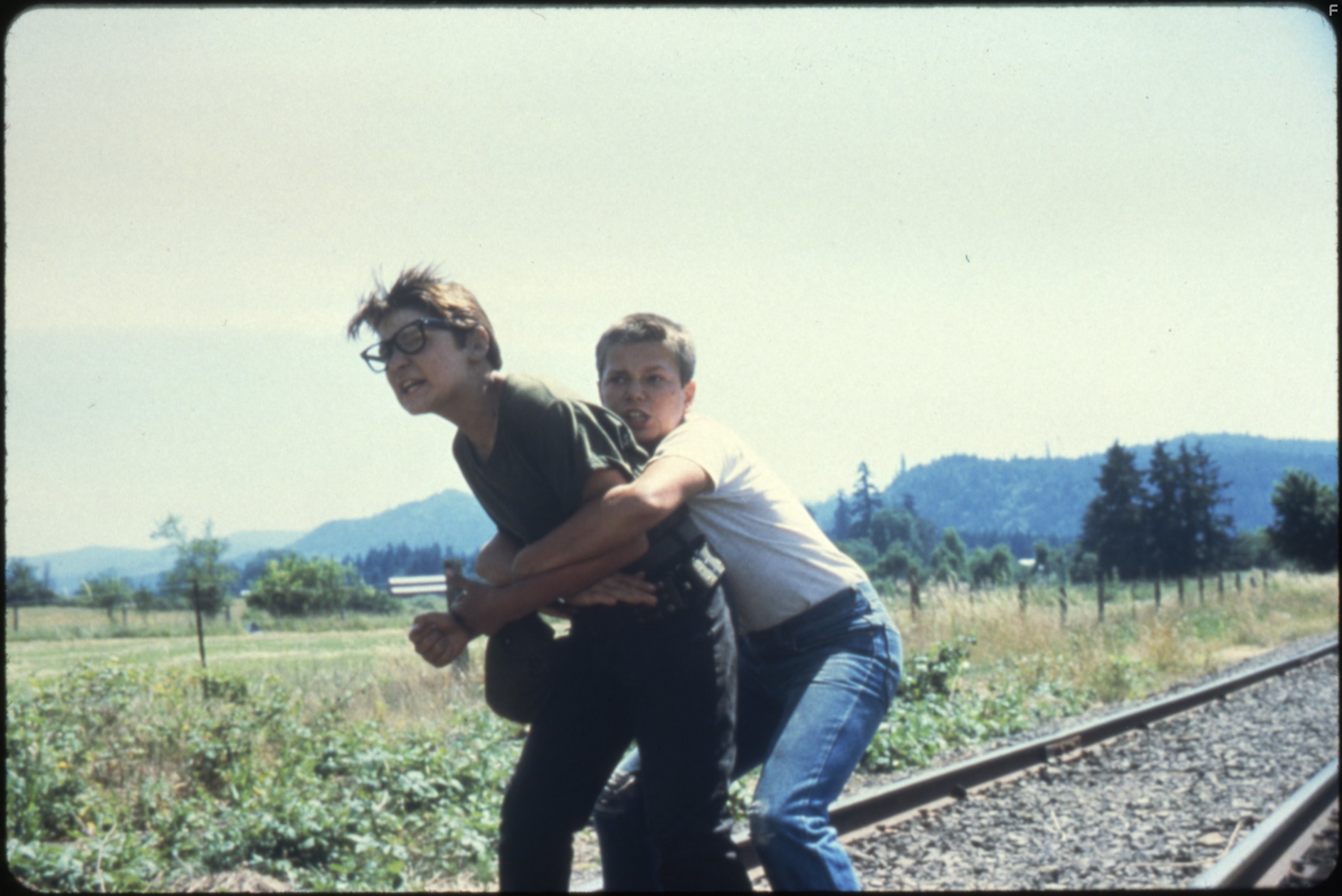 River Phoenix and Corey Feldman in Останься со мной (1986)