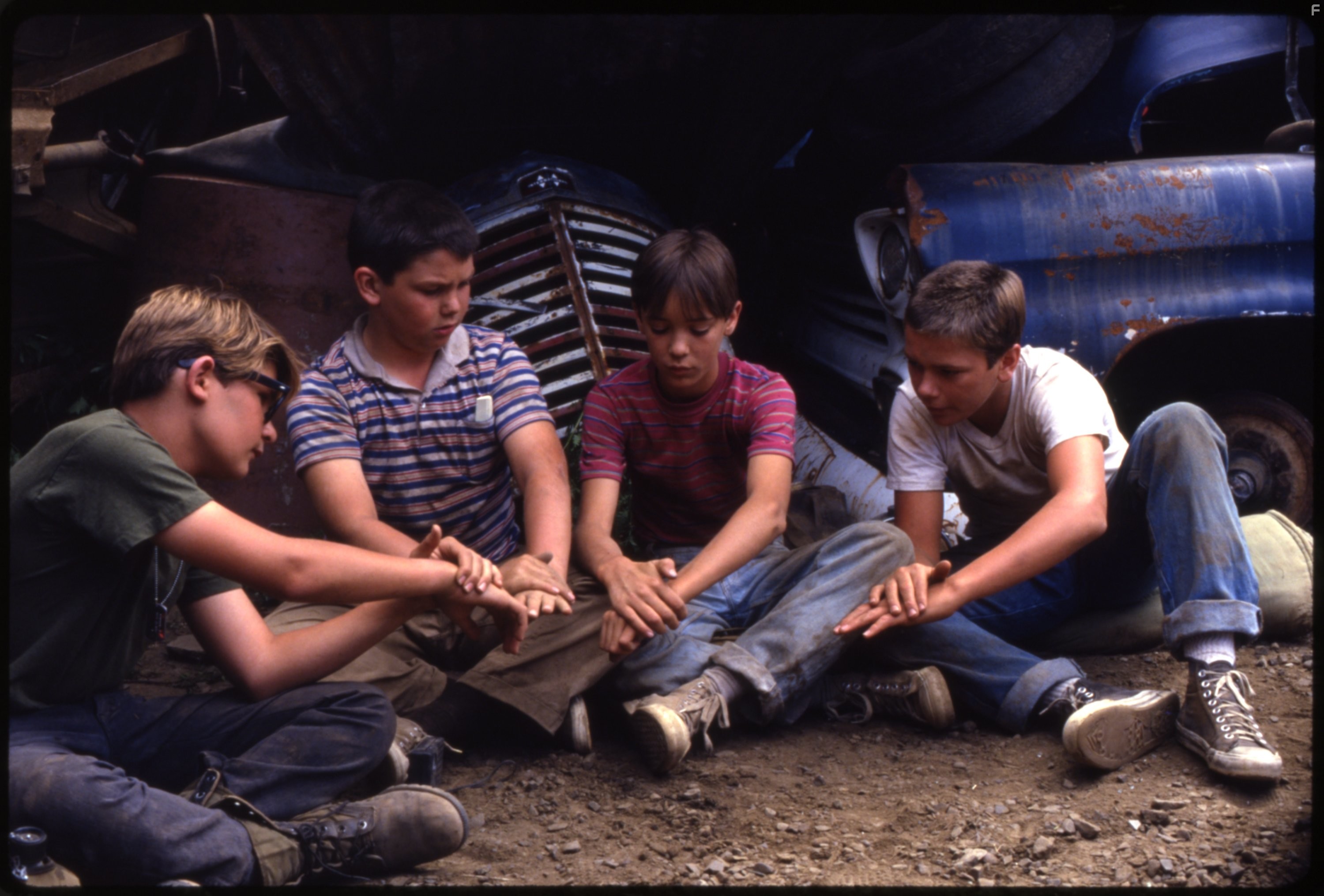 River Phoenix, Corey Feldman, Wil Wheaton, and Jerry O'Connell in Останься со мной (1986)
