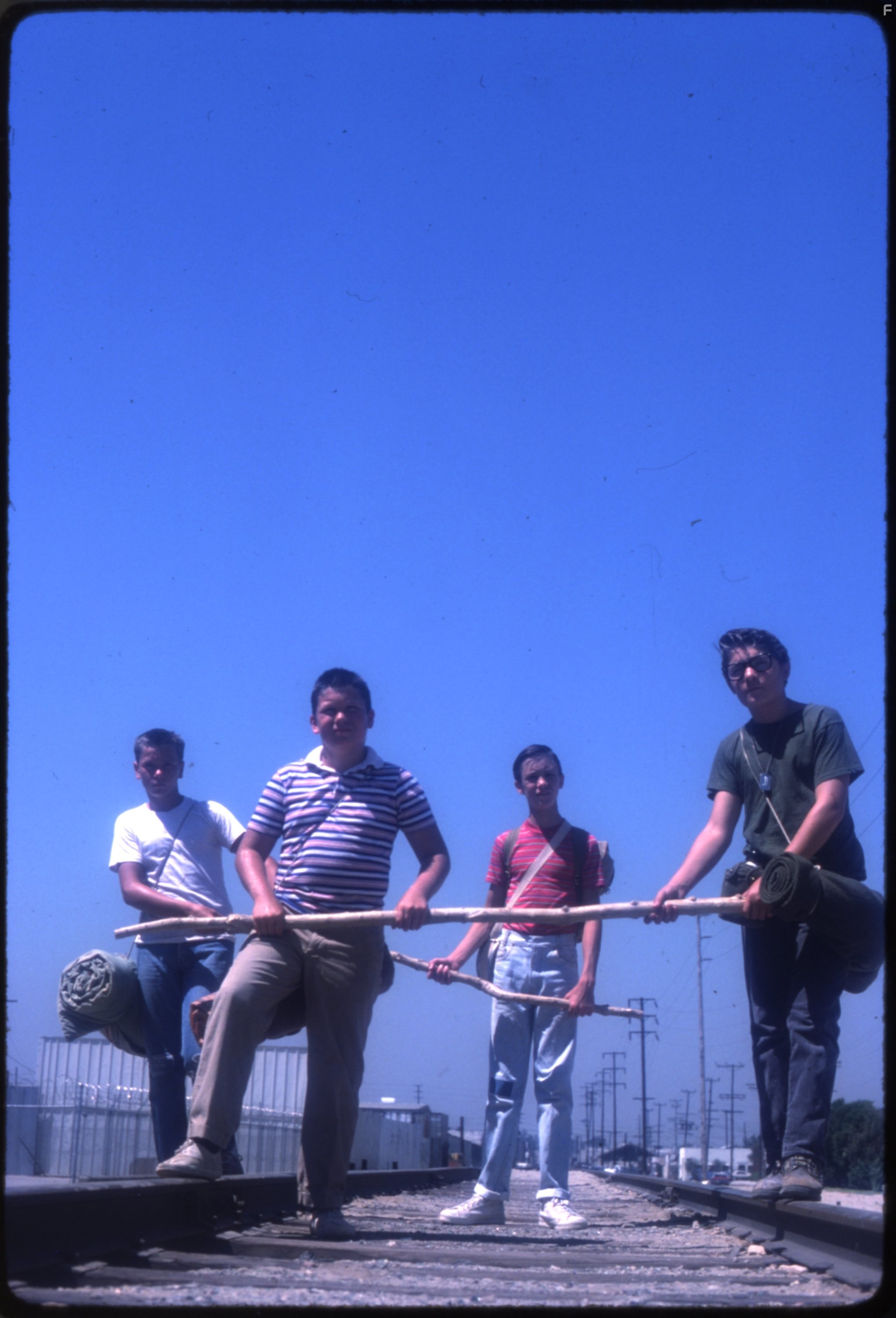 River Phoenix, Corey Feldman, Wil Wheaton, and Jerry O'Connell in Останься со мной (1986)