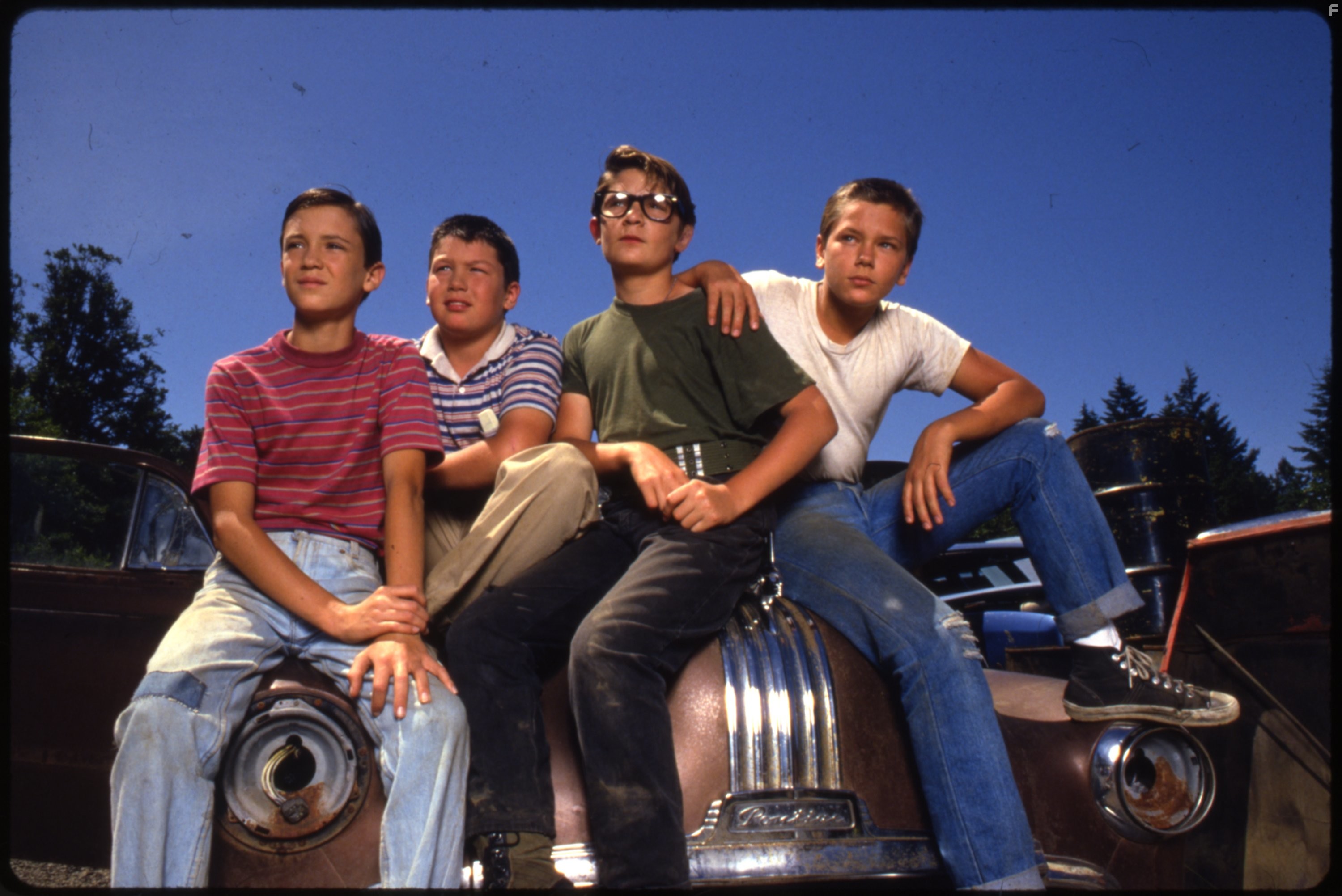 River Phoenix, Corey Feldman, Wil Wheaton, and Jerry O'Connell in Останься со мной (1986)