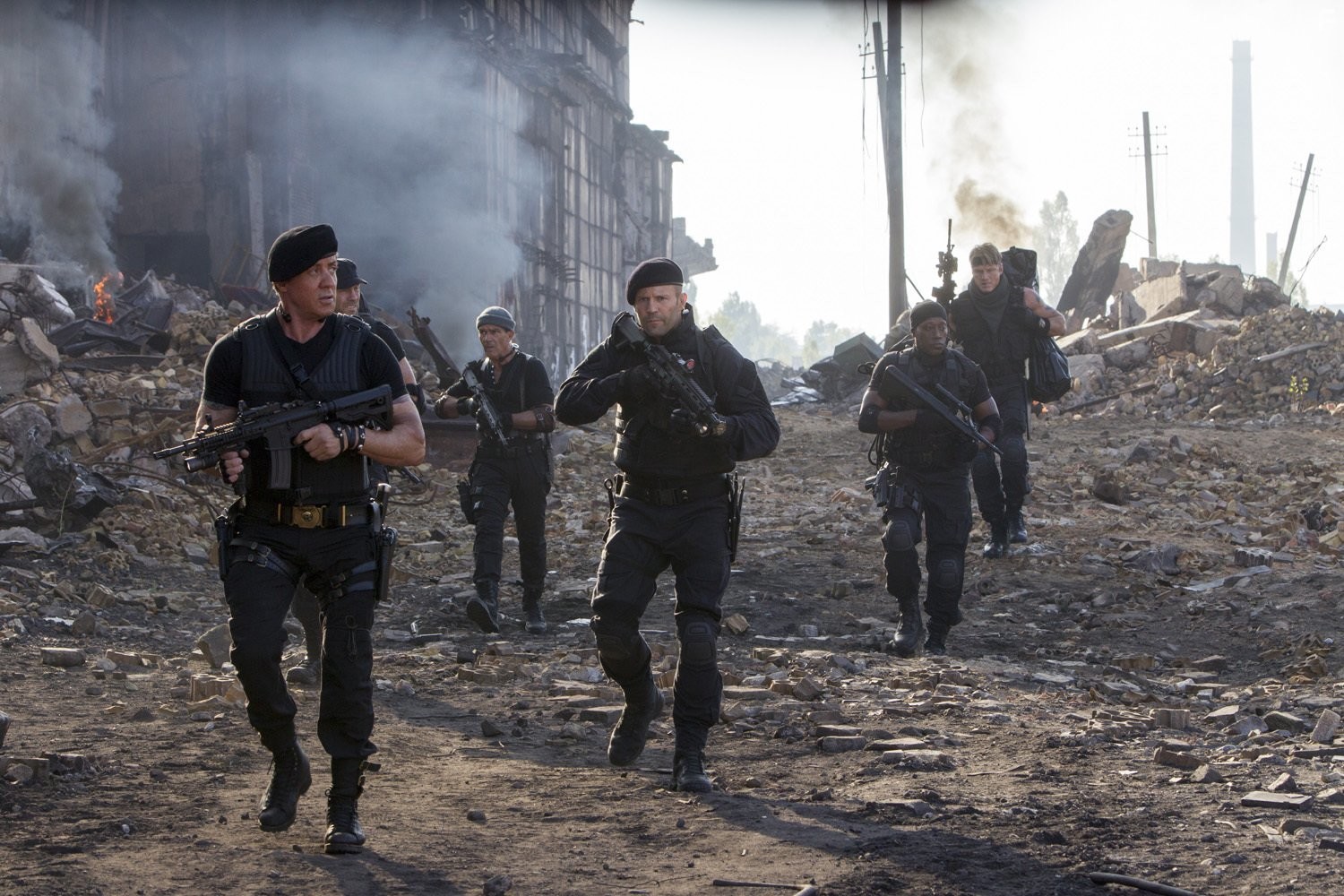 Antonio Banderas, Dolph Lundgren, Sylvester Stallone, Wesley Snipes, Jason Statham, and Randy Couture in Неудержимые 3 (2014)
