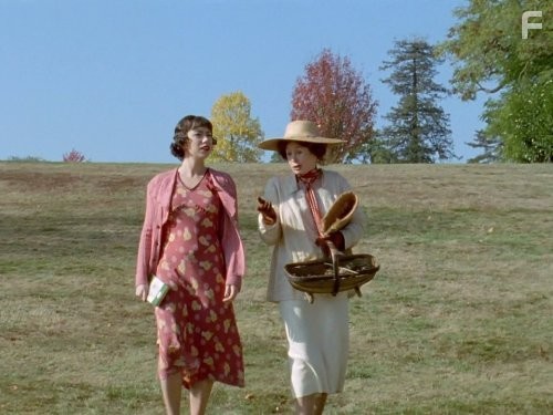 Sarah Miles and Caroline Martin in Пуаро (1989)