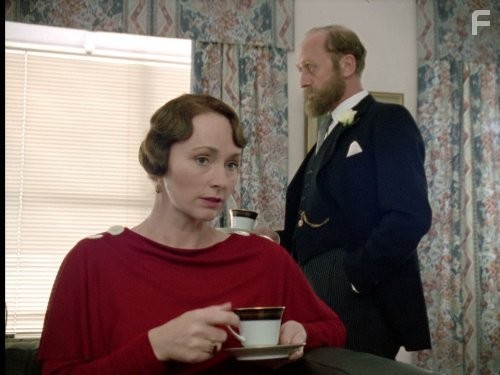 Kenneth Colley and Mel Martin in Пуаро (1989)