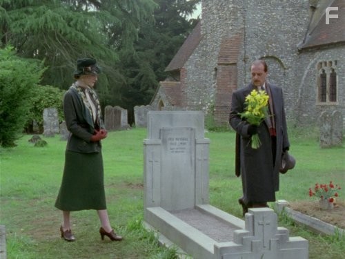 Geraldine Somerville and David Troughton in Пуаро (1989)