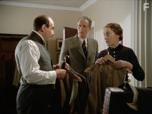 Hugh Fraser, Pauline Moran, and David Suchet in Пуаро (1989)