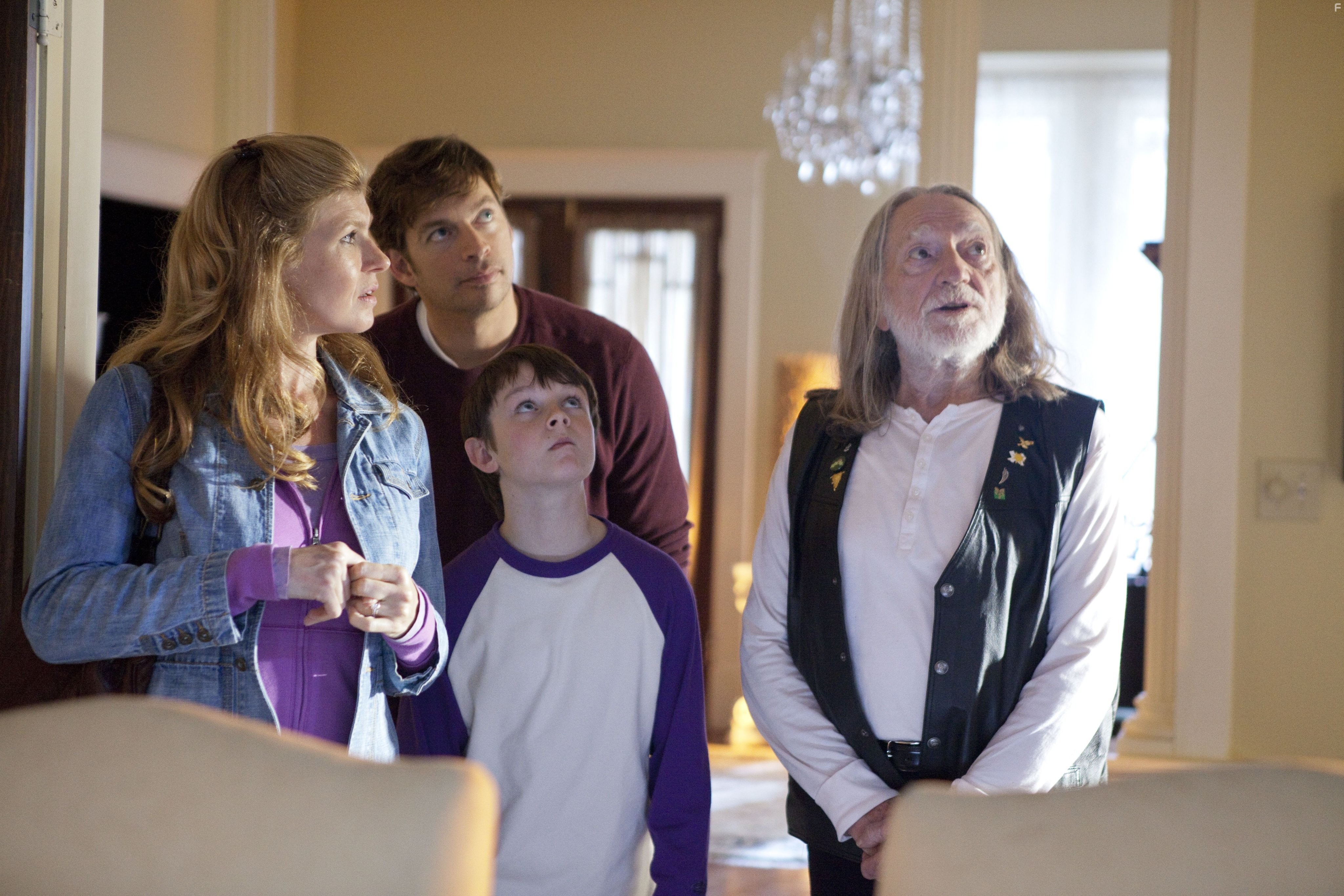 Harry Connick Jr., Willie Nelson, Connie Britton, and Chandler Canterbury in Когда поют ангелы (2013)