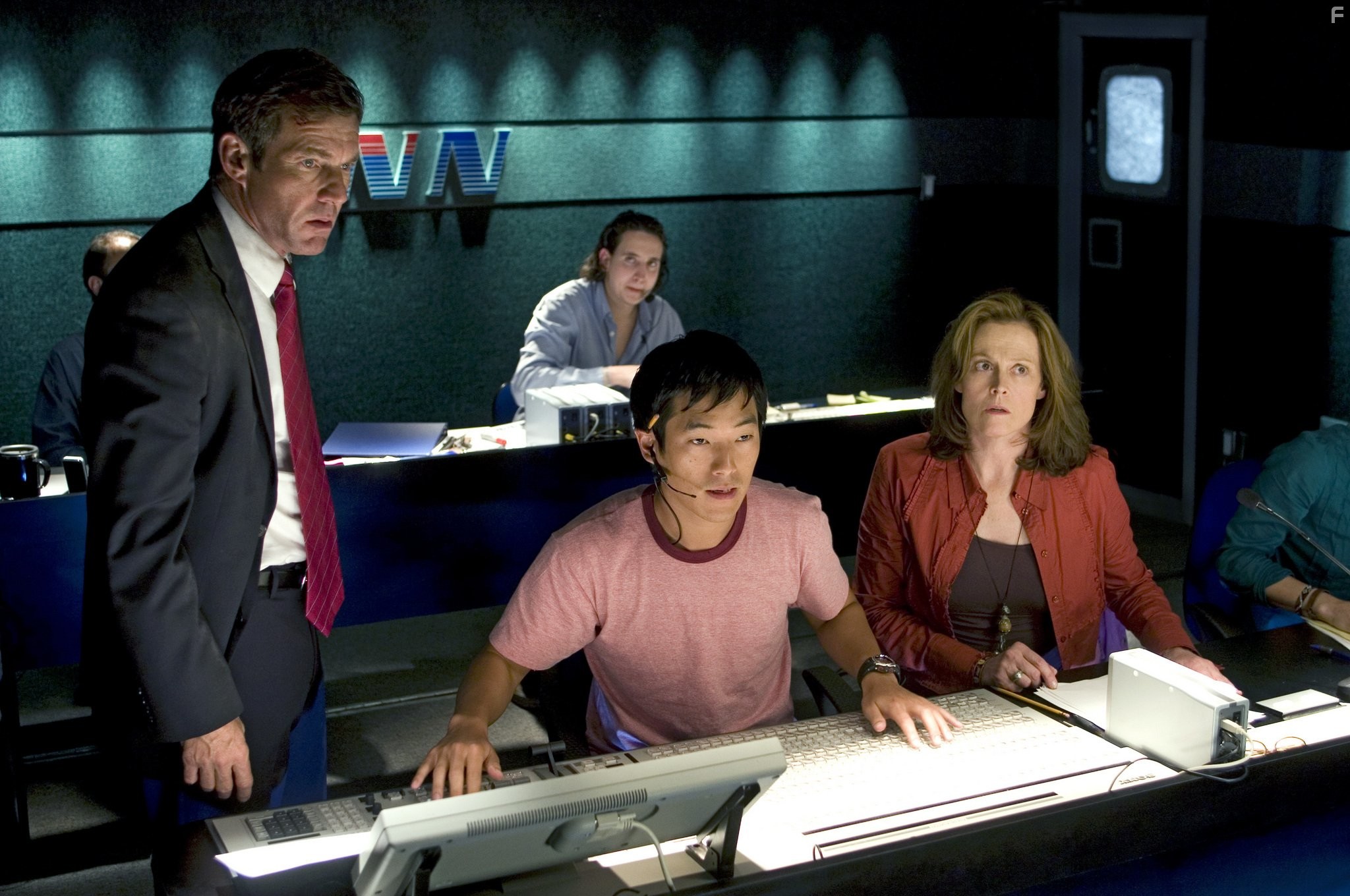 Sigourney Weaver, Dennis Quaid, and Leonardo Nam in Точка обстрела (2008)