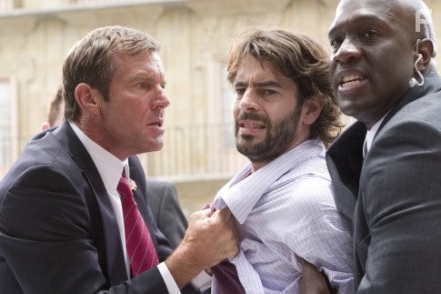 Dennis Quaid, Richard T. Jones, and Eduardo Noriega in Точка обстрела (2008)