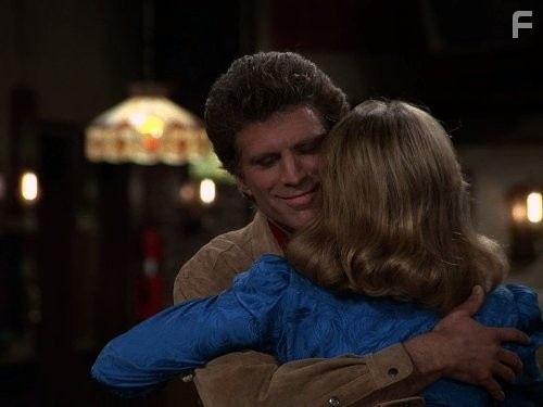 Ted Danson and Shelley Long in Чирc (1982)