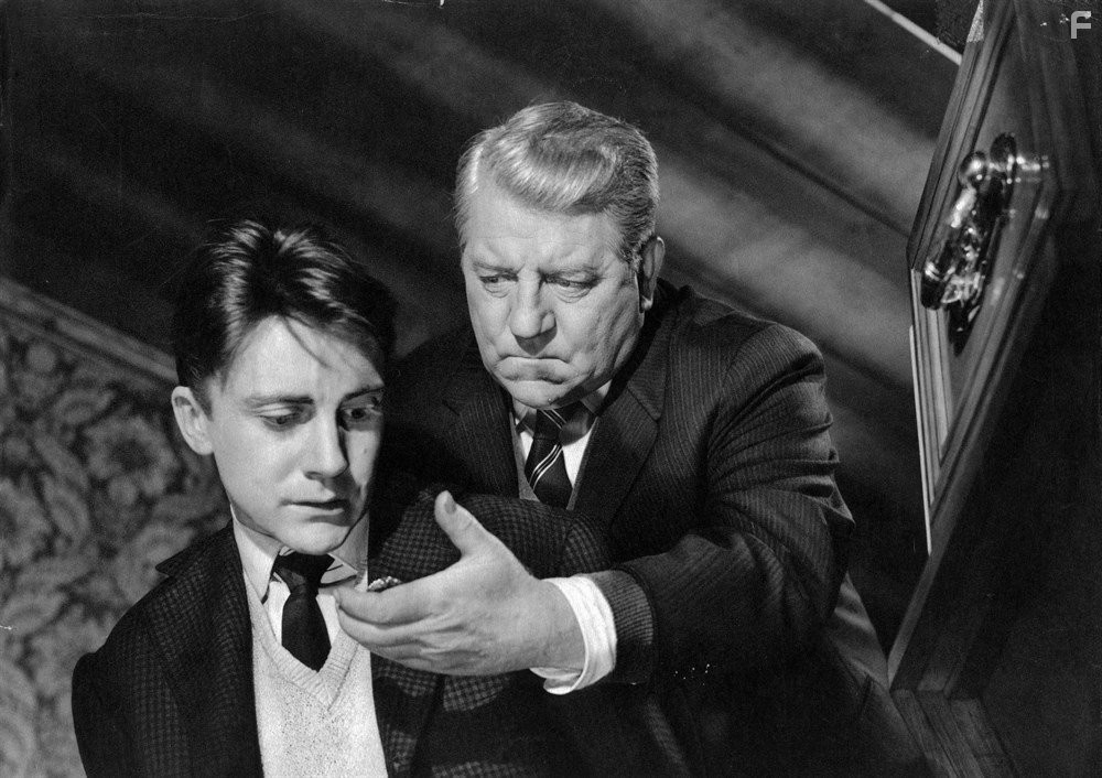 Jean Gabin and Serge Rousseau in Maigret et l'affaire Saint-Fiacre (1959)