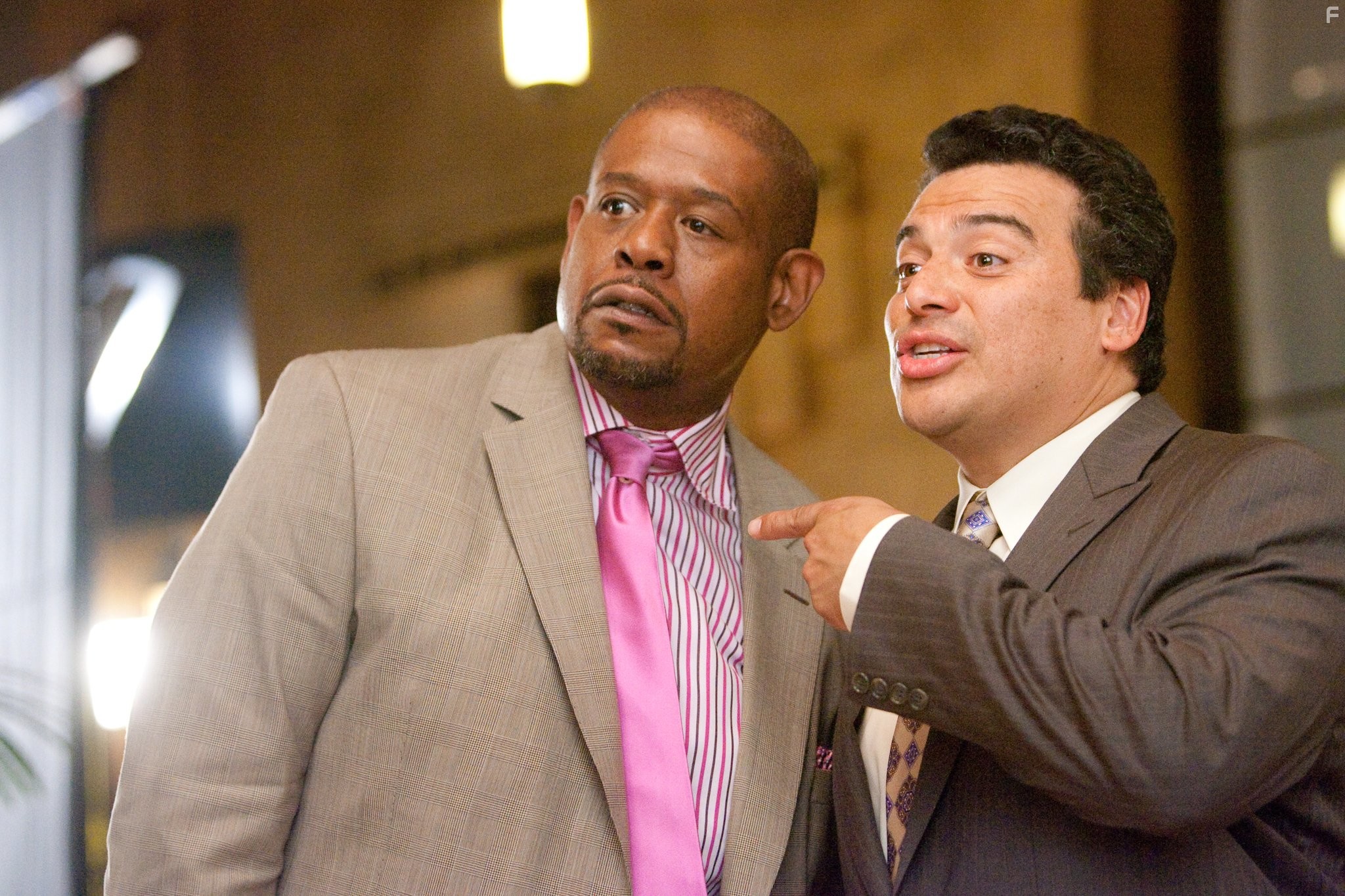 Forest Whitaker and Carlos Mencia in Семейная свадьба (2010)