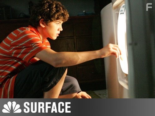 Carter Jenkins in Поверхность (2005)