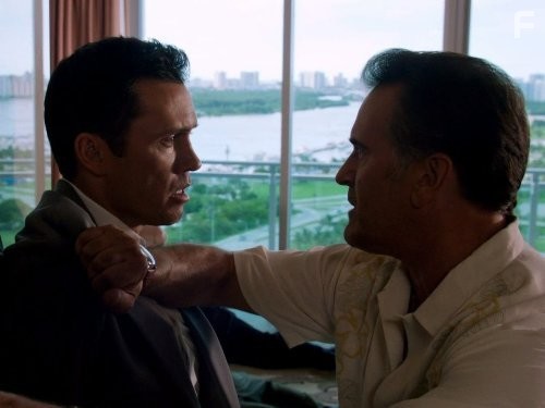Bruce Campbell and Jeffrey Donovan in Чёрная метка (2007)