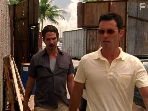 Maurice Compte and Jeffrey Donovan in Чёрная метка (2007)