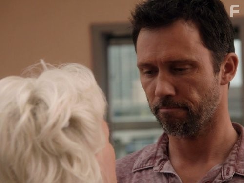 Sharon Gless and Jeffrey Donovan in Чёрная метка (2007)