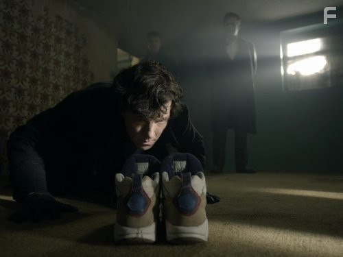 Rupert Graves, Martin Freeman, and Benedict Cumberbatch in Шерлок (2010)