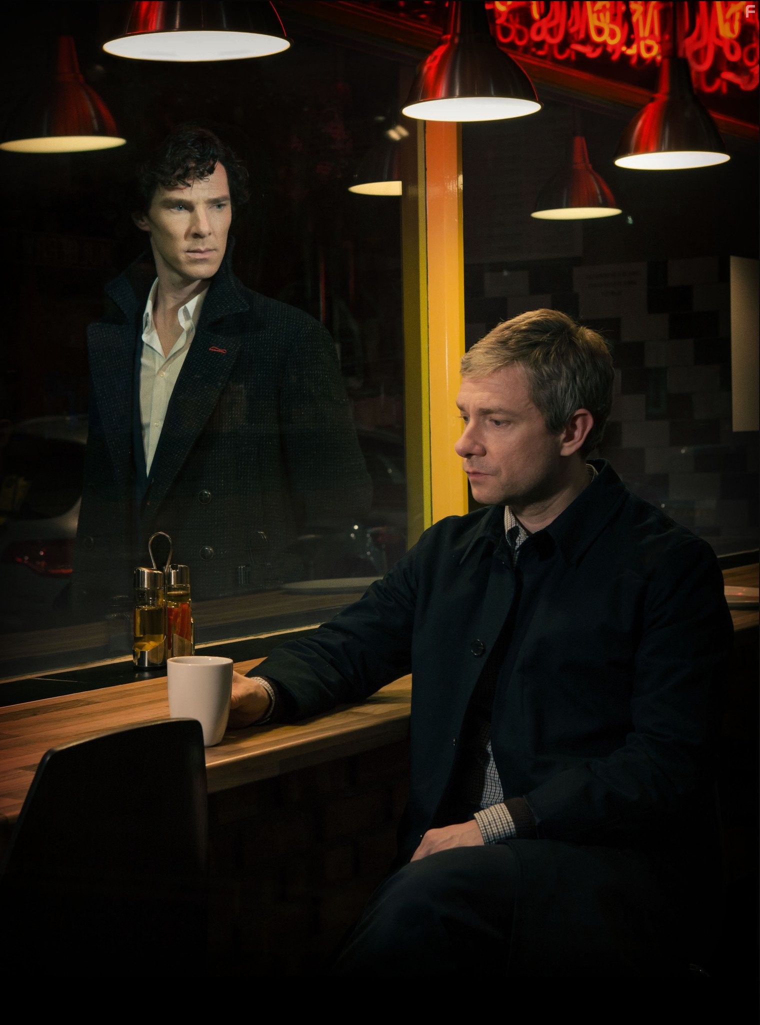Martin Freeman and Benedict Cumberbatch in Шерлок (2010)