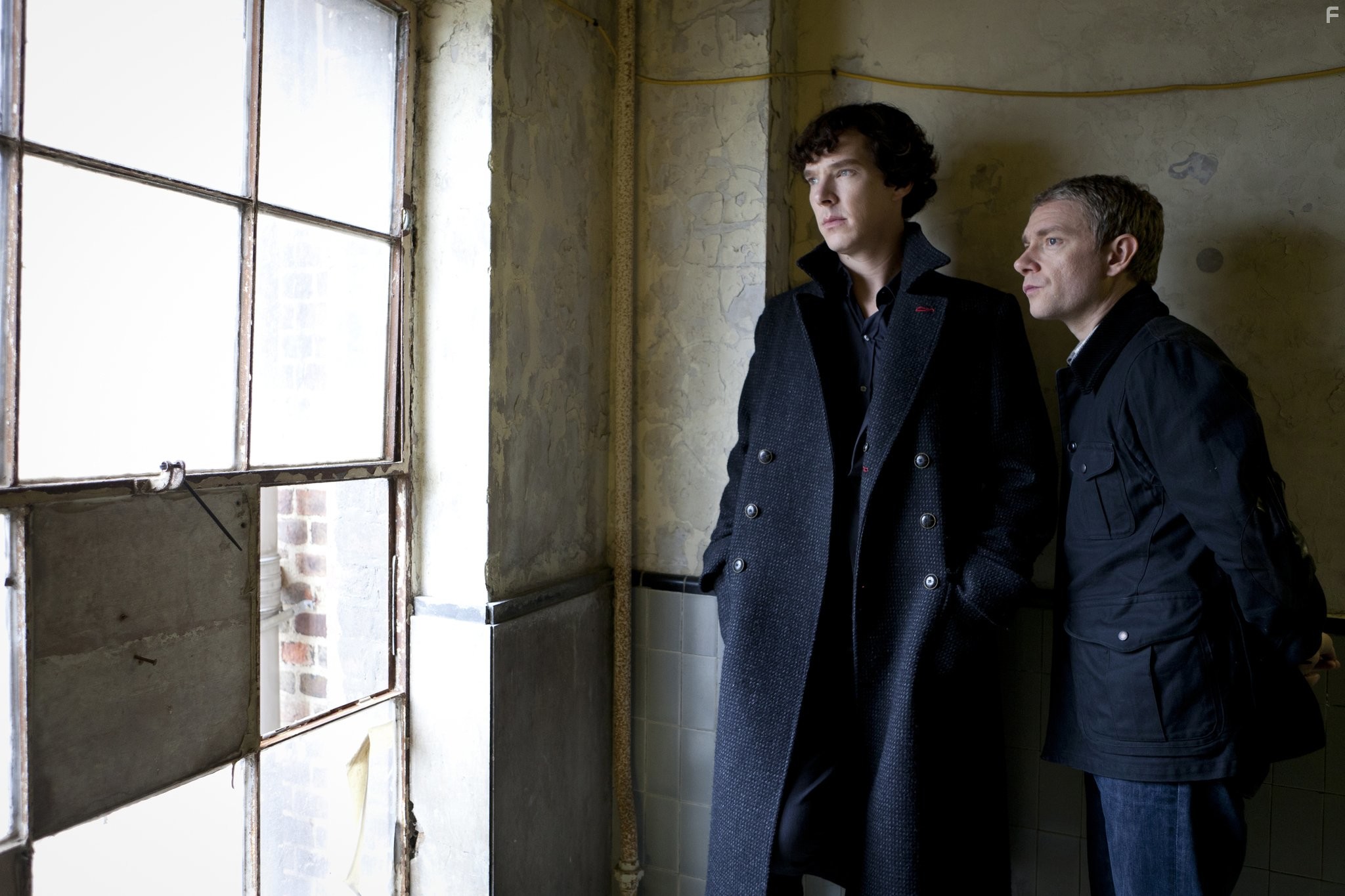 Martin Freeman and Benedict Cumberbatch in Шерлок (2010)