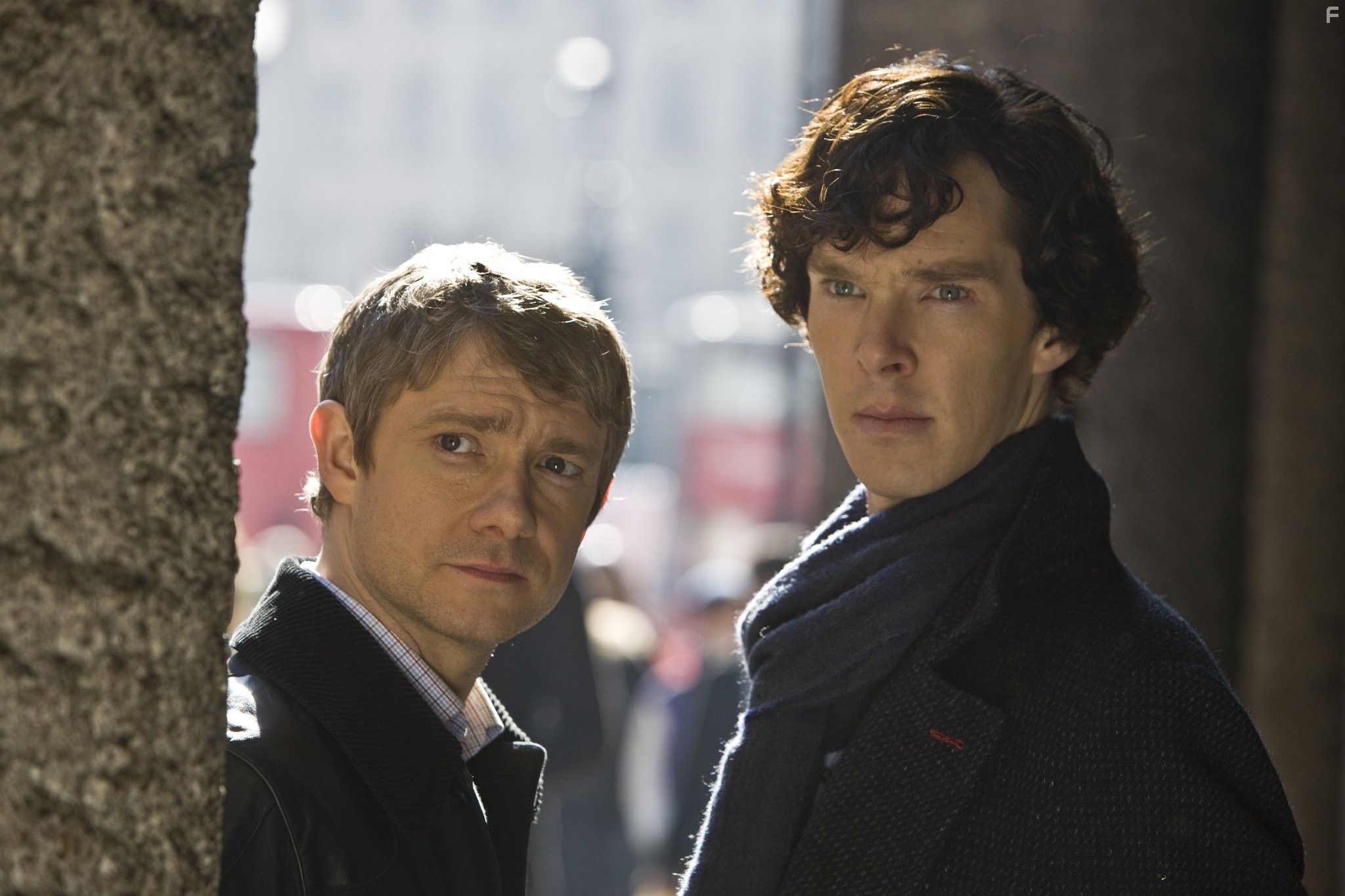 Martin Freeman and Benedict Cumberbatch in Шерлок (2010)