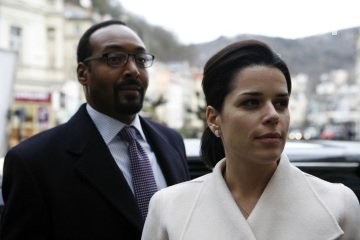 Neve Campbell and Jesse L. Martin in The Philanthropist (2009)