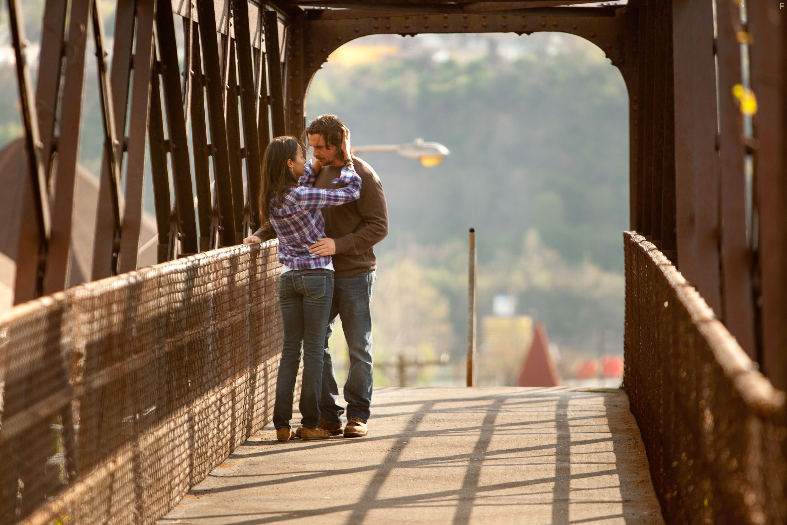 Christian Bale and Zoe Saldana in Из пекла (2013)