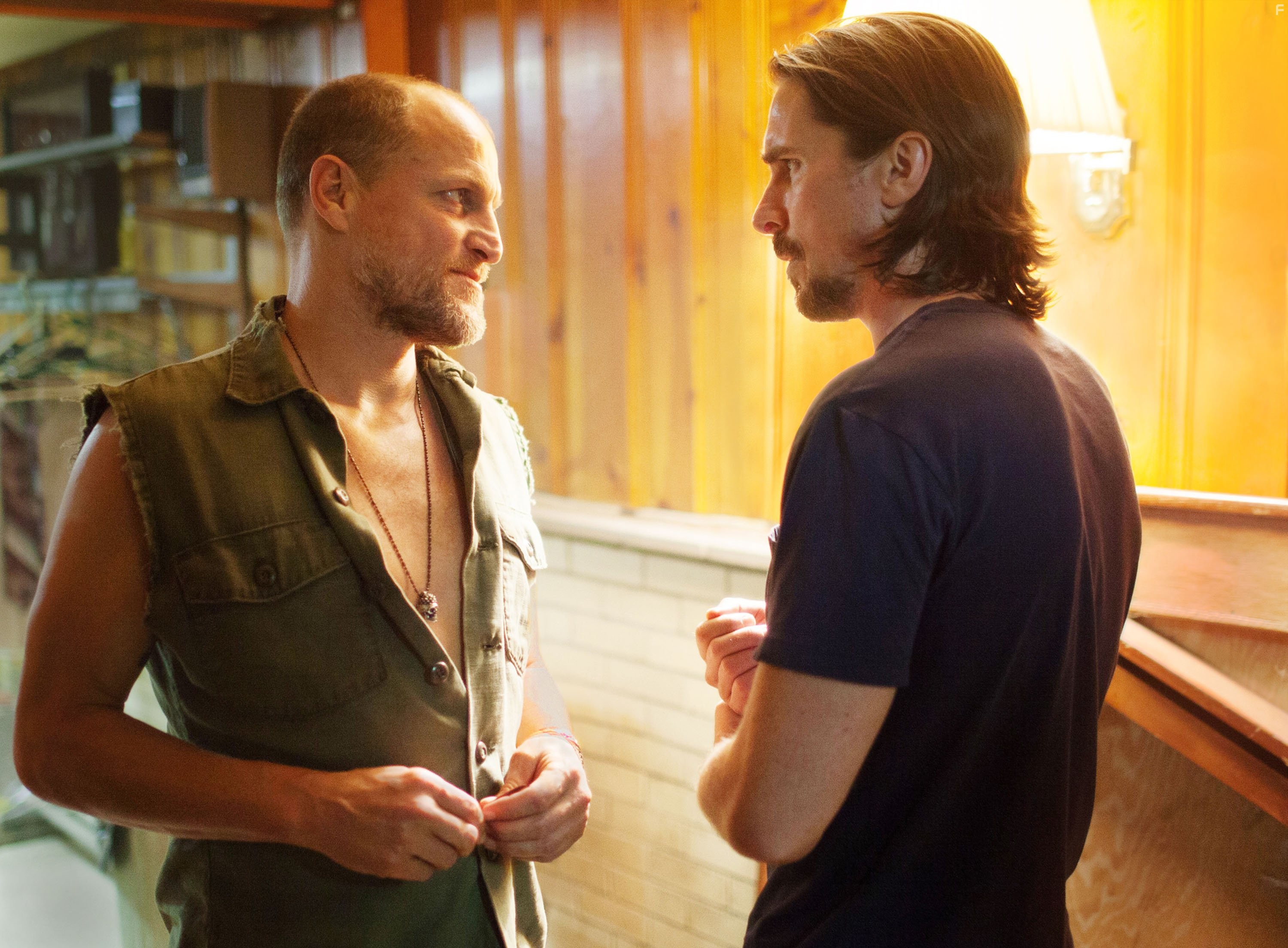 Christian Bale and Woody Harrelson in Из пекла (2013)