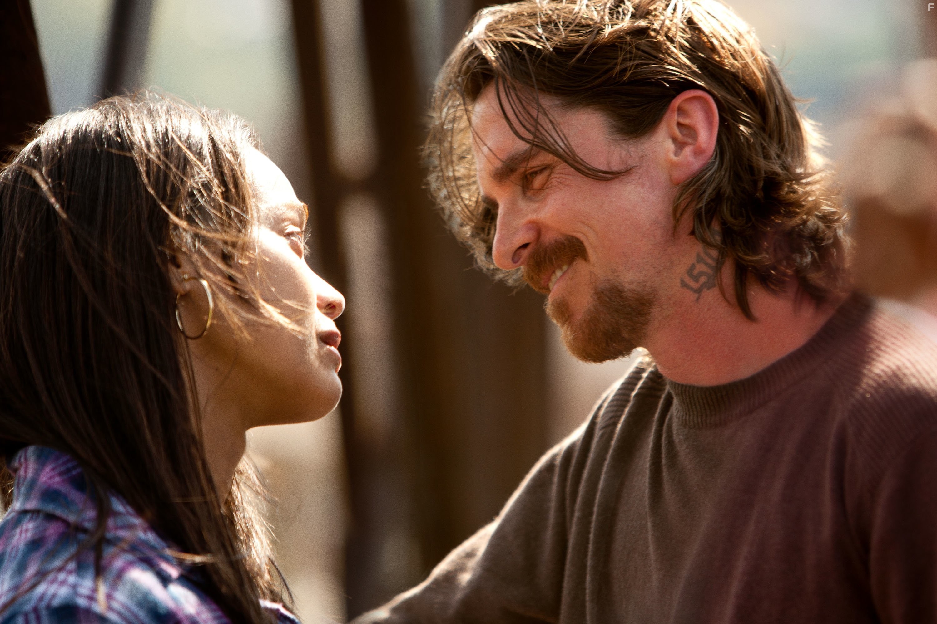 Christian Bale and Zoe Saldana in Из пекла (2013)