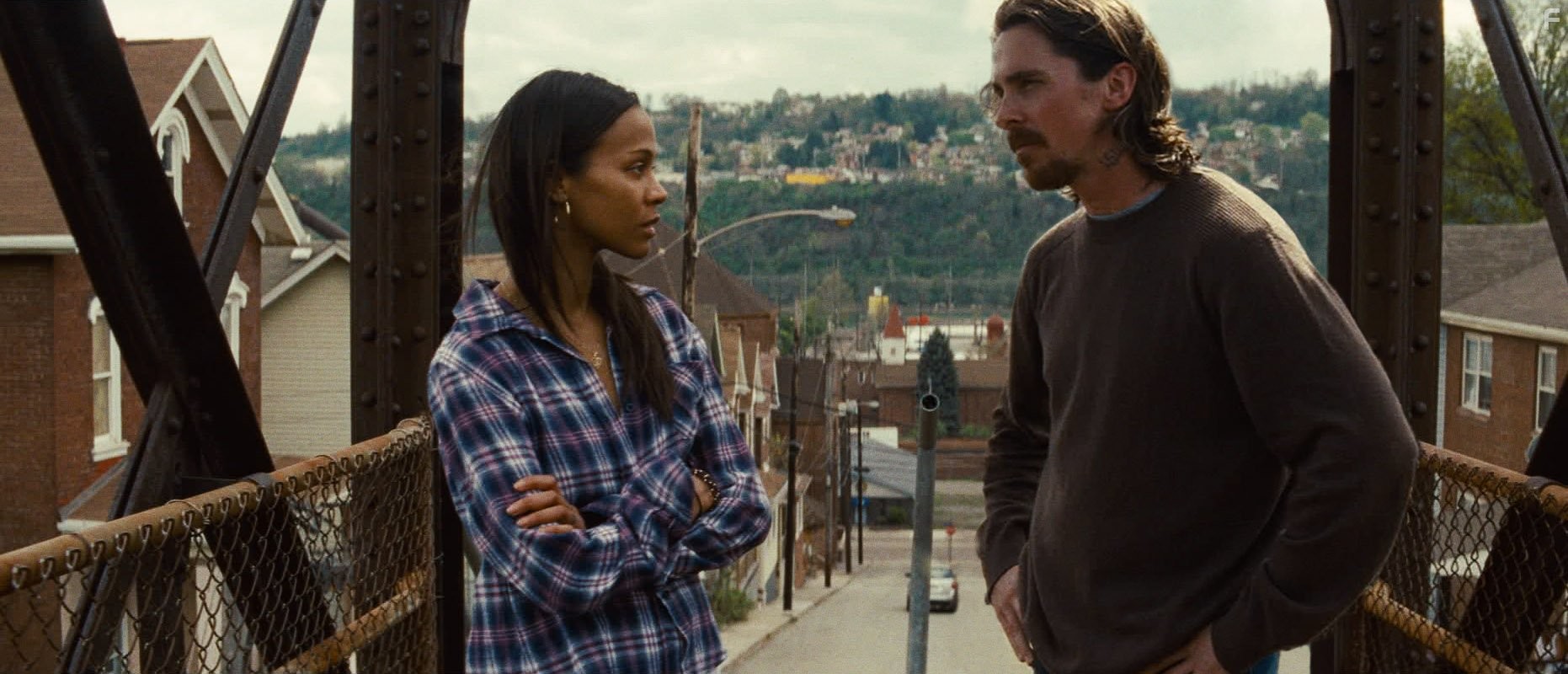 Christian Bale and Zoe Saldana in Из пекла (2013)