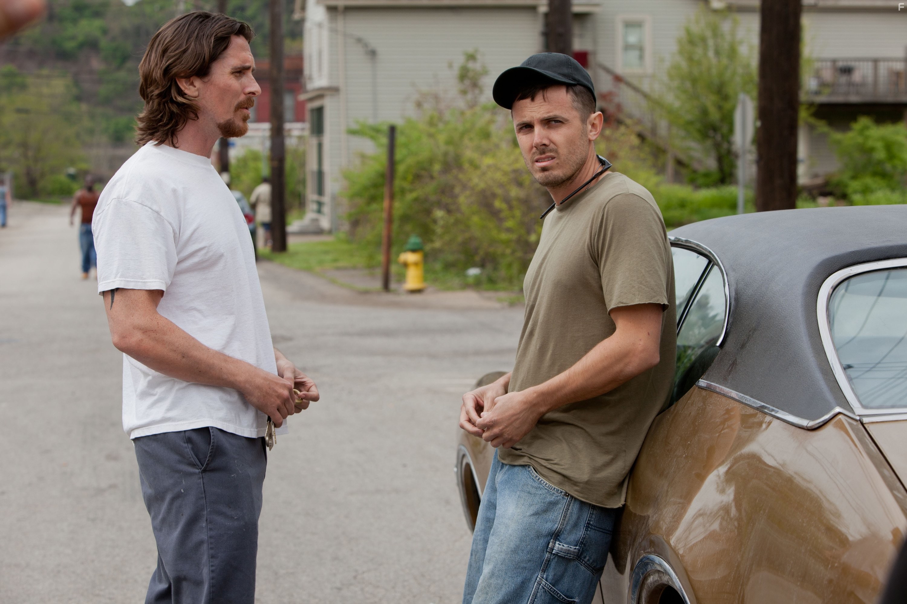 Christian Bale and Casey Affleck in Из пекла (2013)