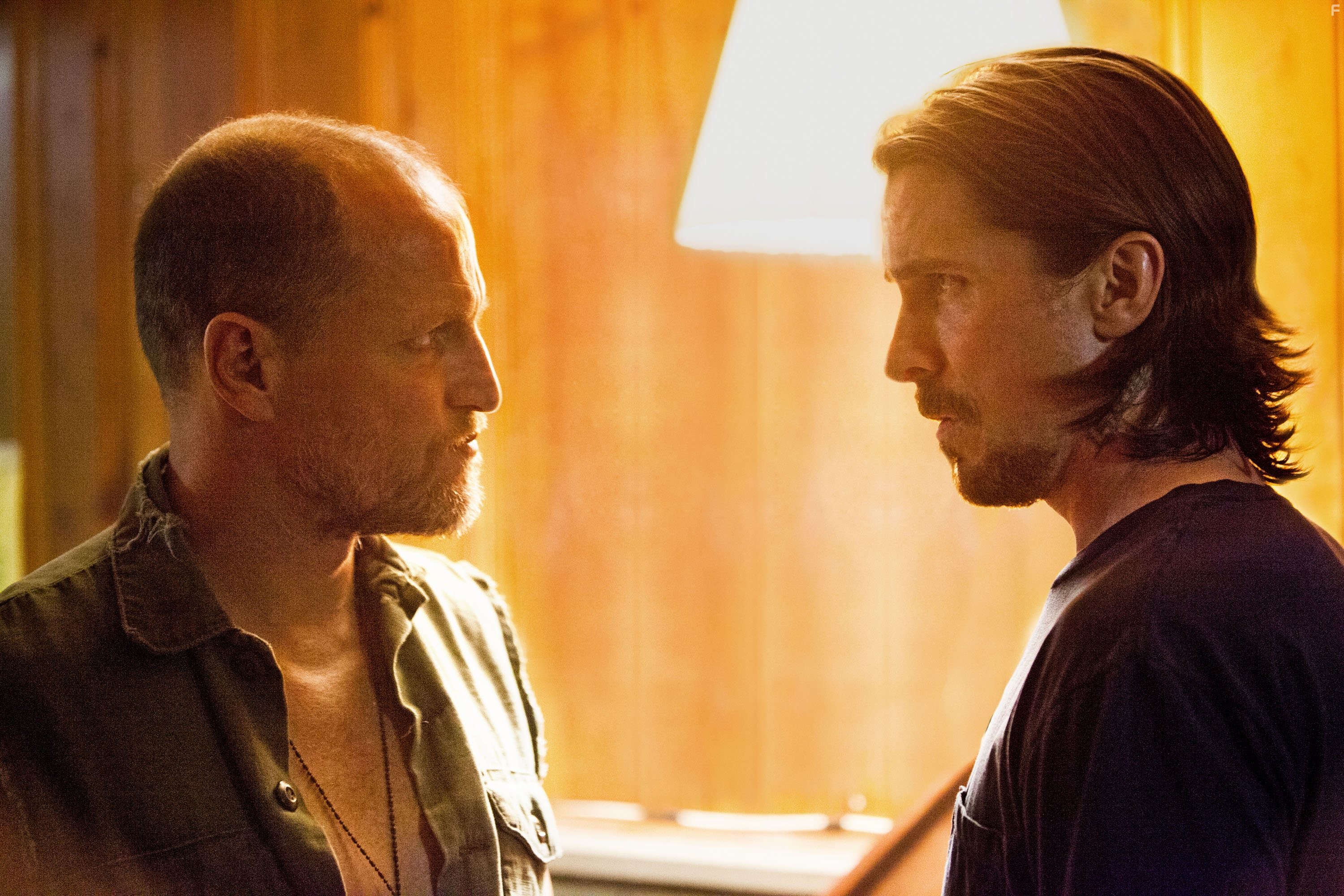 Christian Bale and Woody Harrelson in Из пекла (2013)