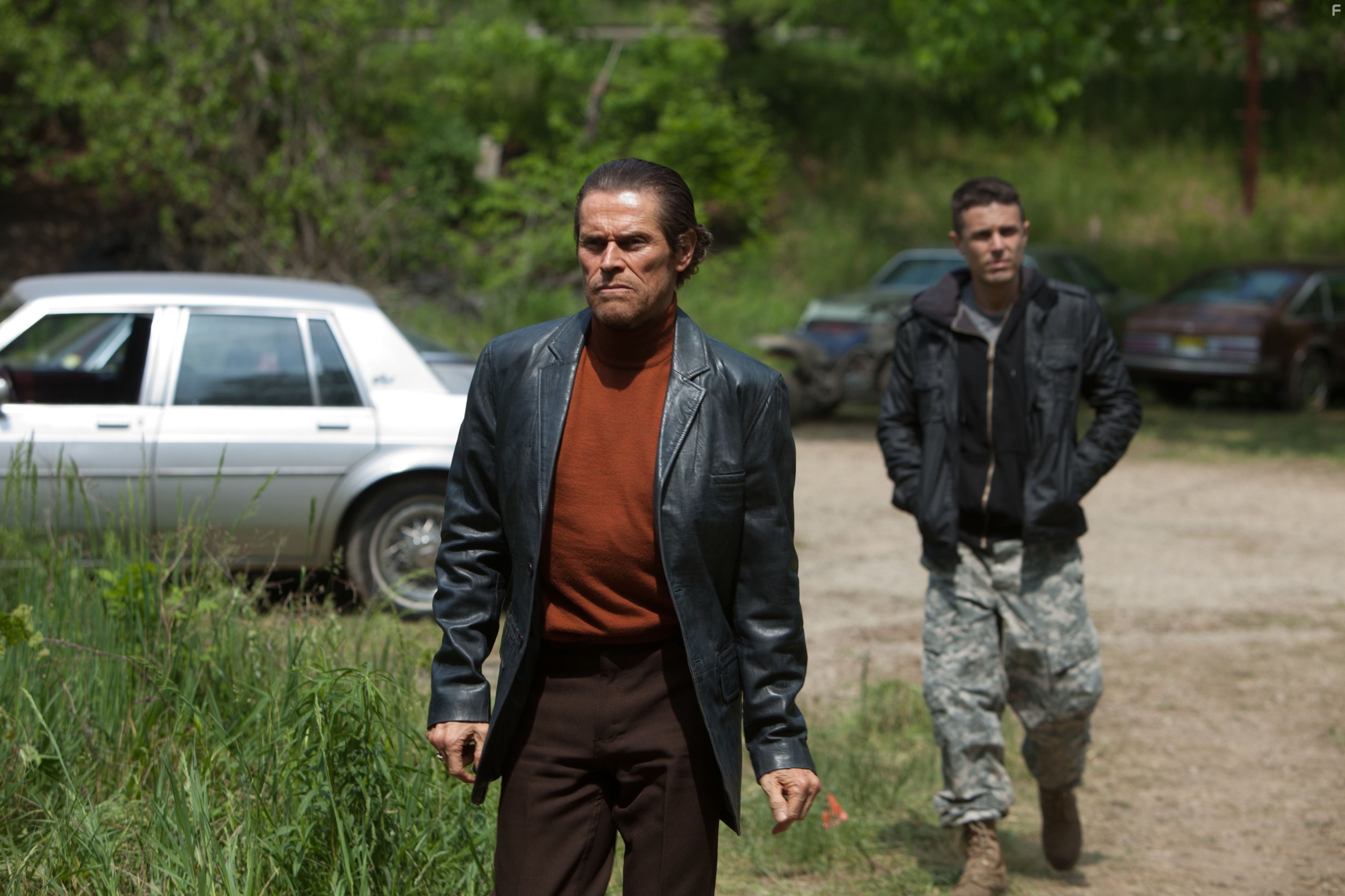 Willem Dafoe and Casey Affleck in Из пекла (2013)