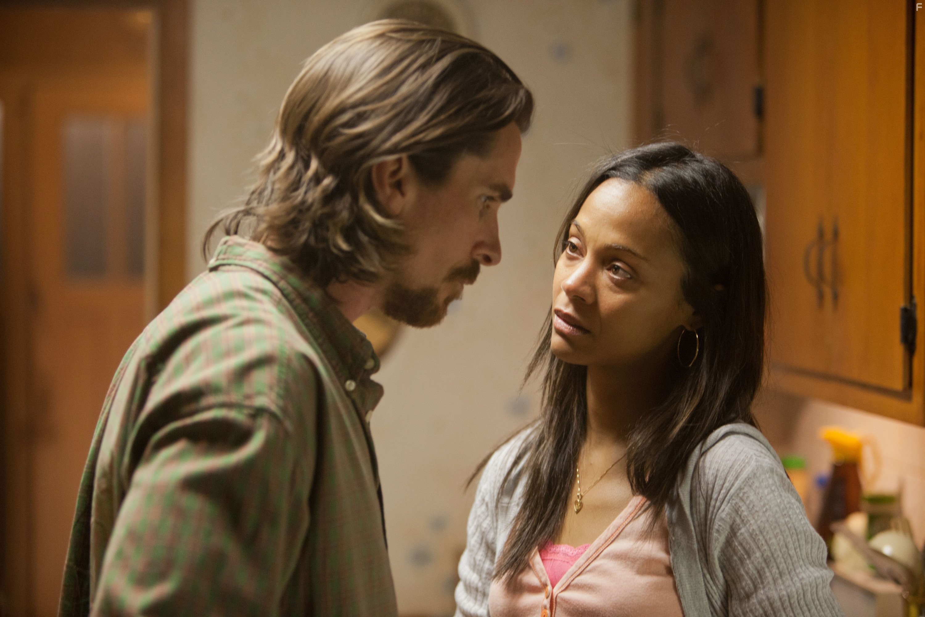 Christian Bale and Zoe Saldana in Из пекла (2013)