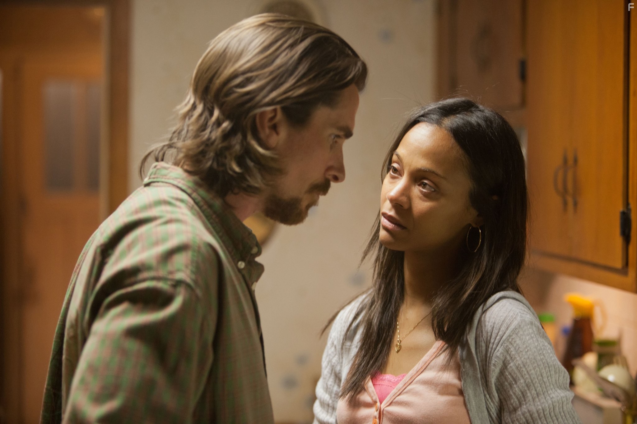 Christian Bale and Zoe Saldana in Из пекла (2013)