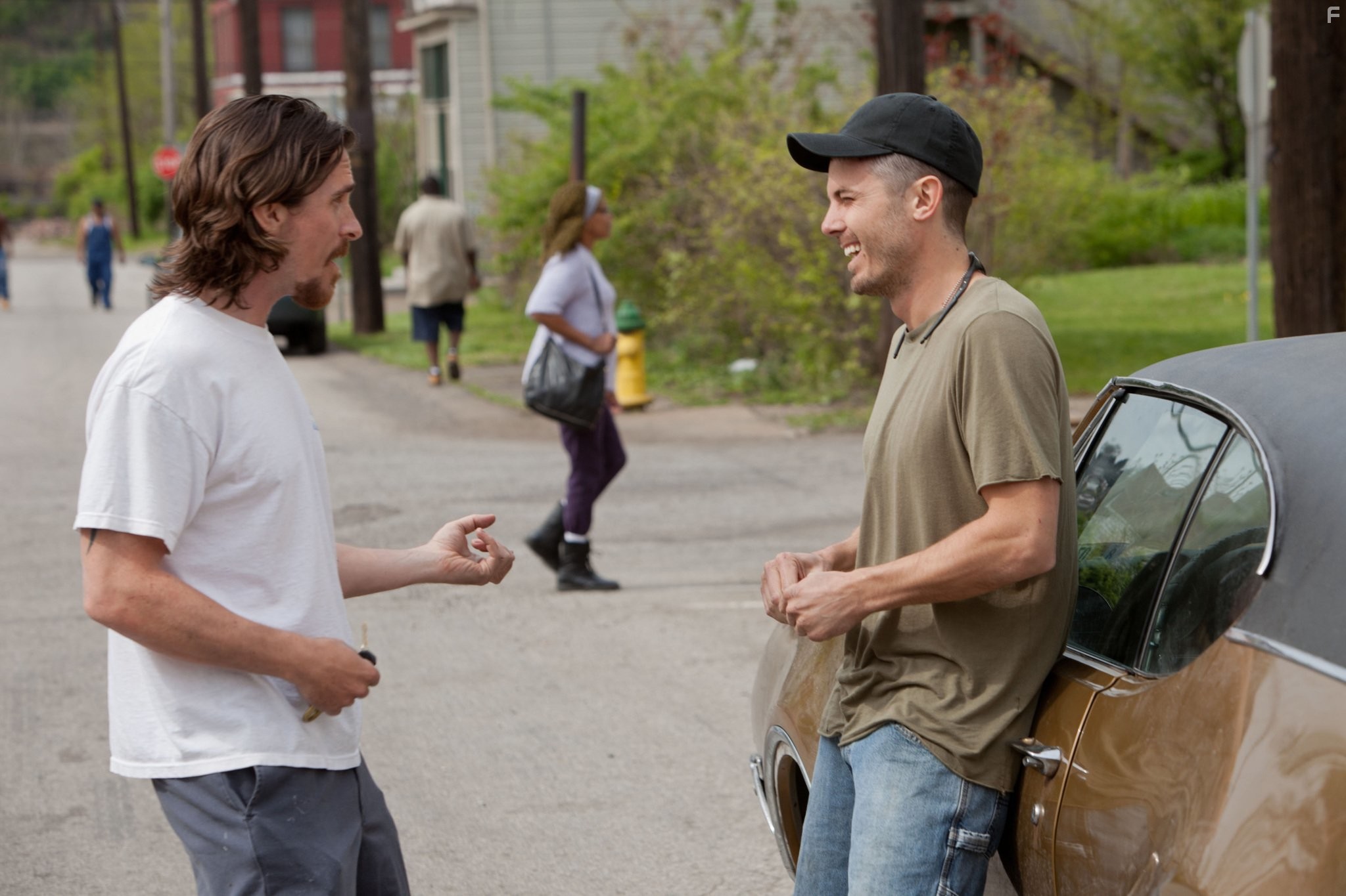 Christian Bale and Casey Affleck in Из пекла (2013)