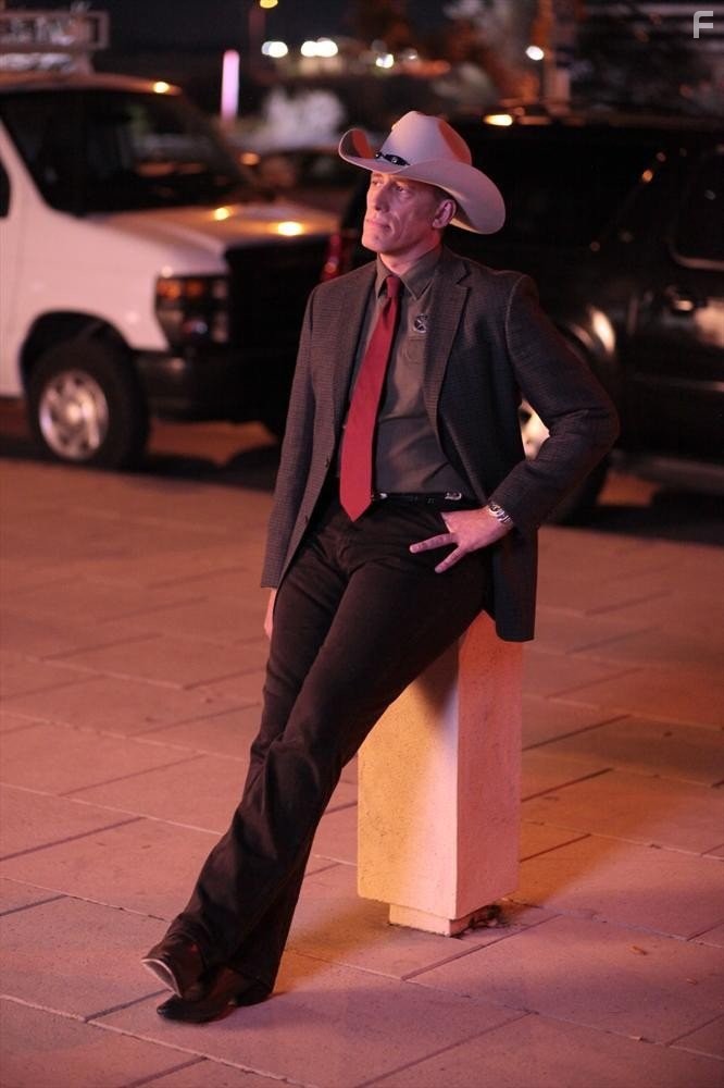 Alex Fernandez in Опасные женщины (2014)