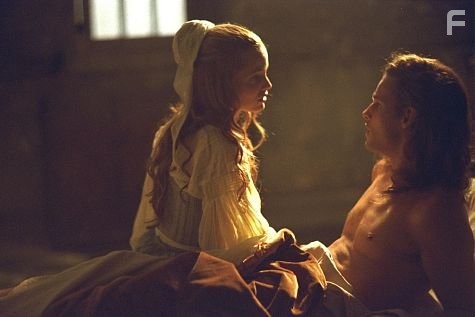 Mena Suvari and Justin Chambers in Мушкетёр (2001)