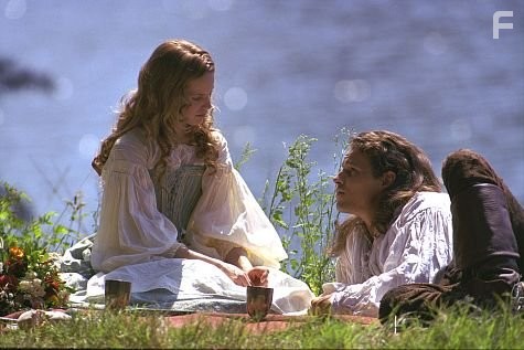 Mena Suvari and Justin Chambers in Мушкетёр (2001)