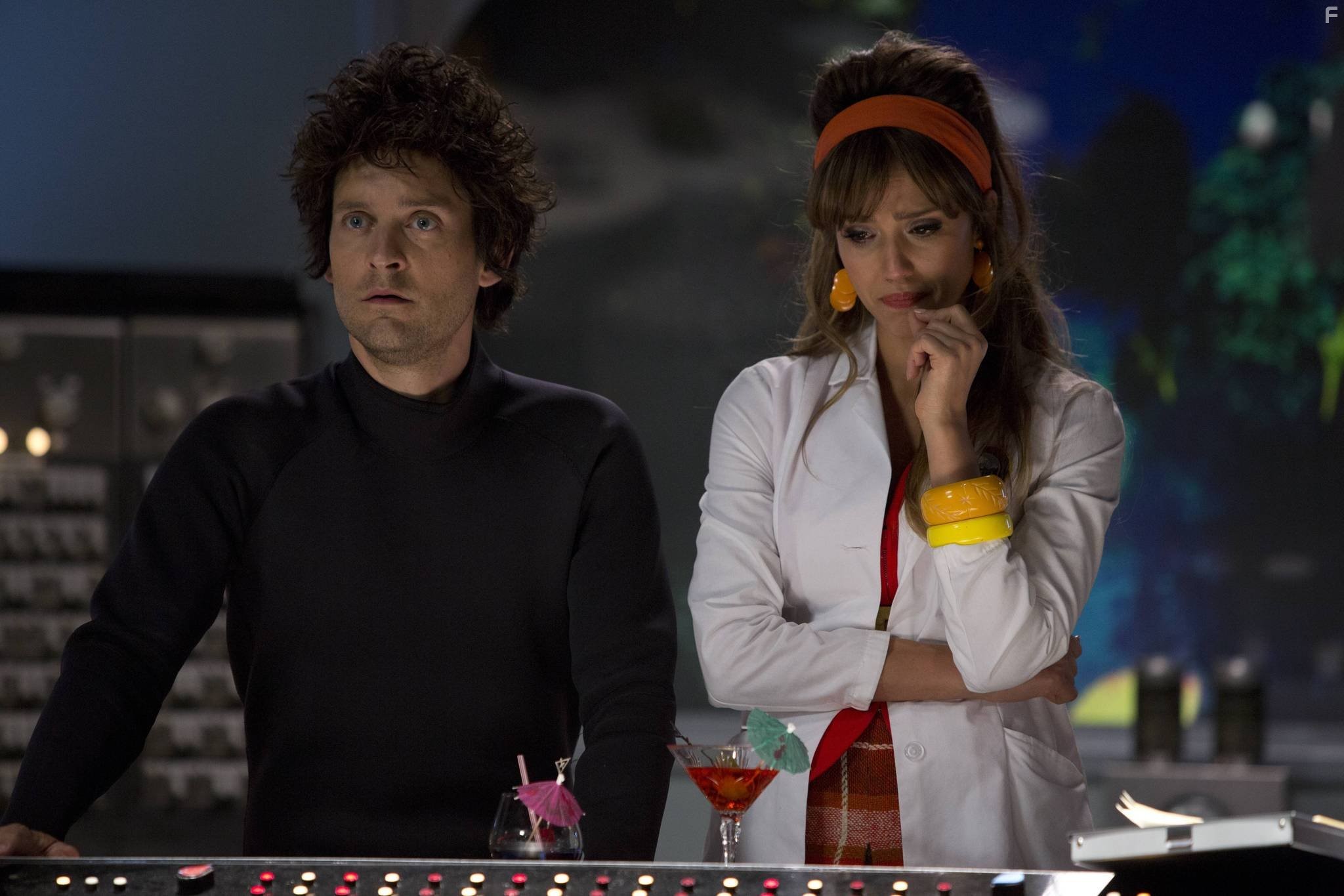 Tobey Maguire and Jessica Alba in Трофеи Вавилона (2014)