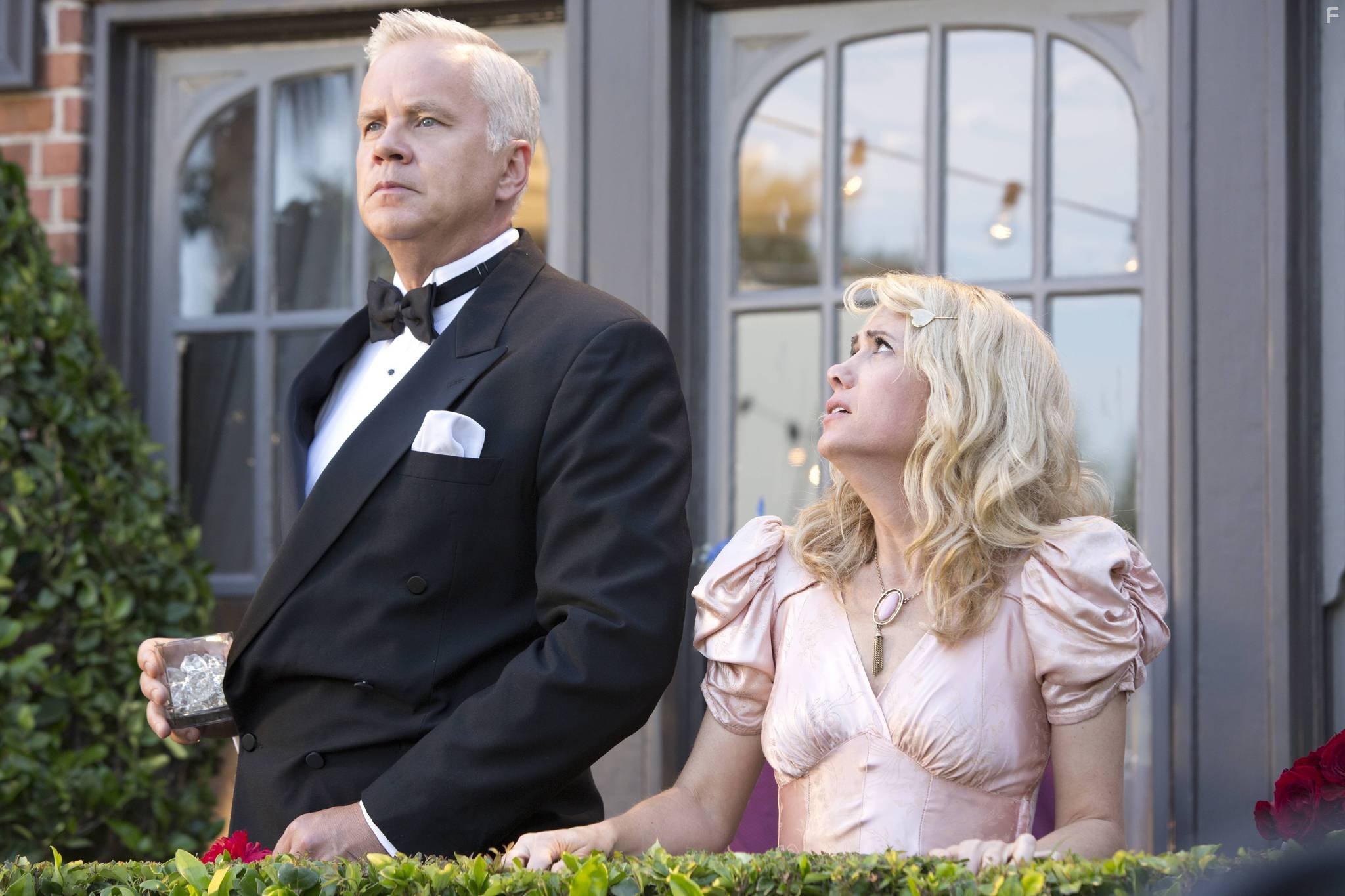 Tim Robbins and Kristen Wiig in Трофеи Вавилона (2014)