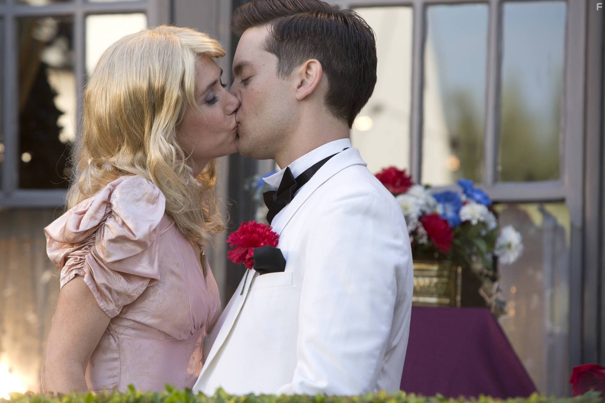 Tobey Maguire and Kristen Wiig in Трофеи Вавилона (2014)