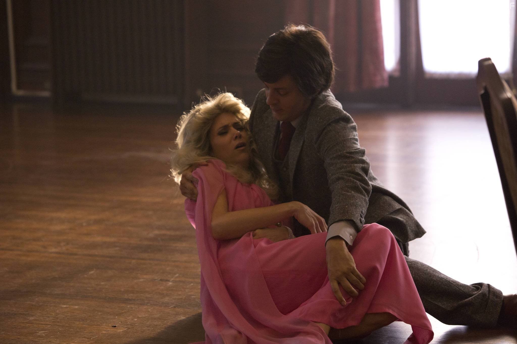 Tobey Maguire and Kristen Wiig in Трофеи Вавилона (2014)