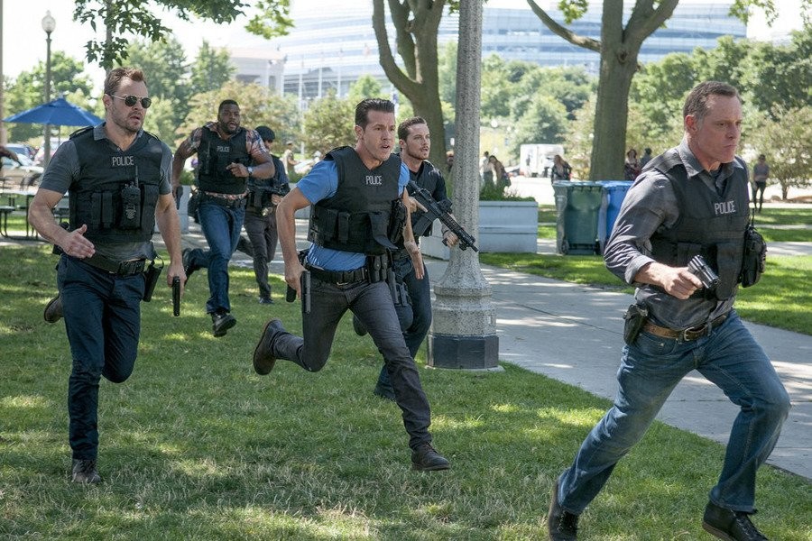 Jason Beghe, Jesse Lee Soffer, Jon Seda, Patrick John Flueger, and LaRoyce Hawkins in Полиция Чикаго (2014)