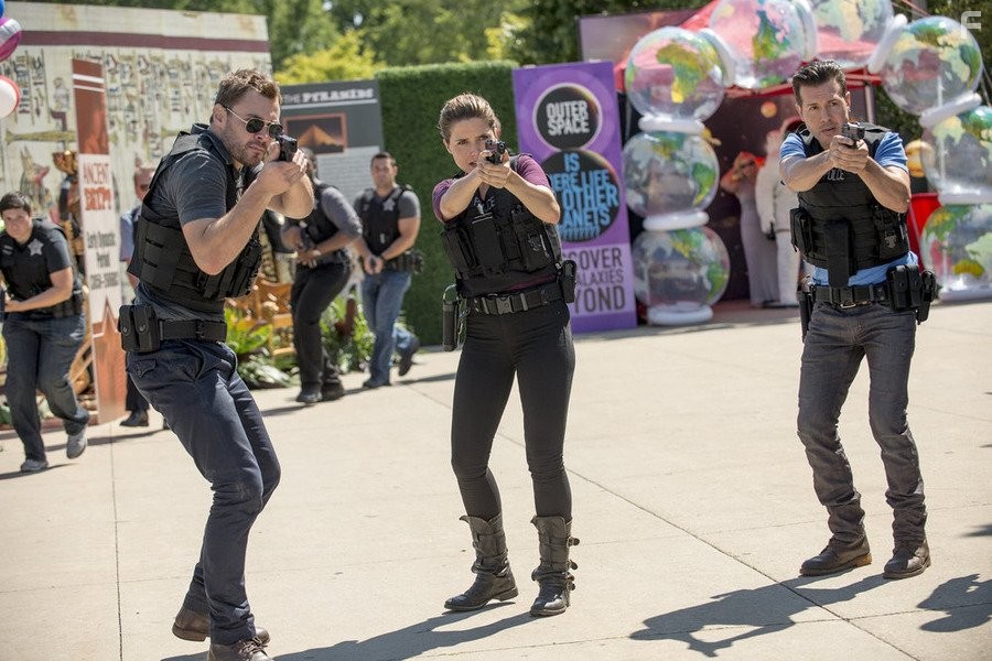 Sophia Bush, Jon Seda, and Patrick John Flueger in Полиция Чикаго (2014)