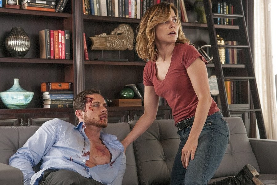 Sophia Bush and Jesse Lee Soffer in Полиция Чикаго (2014)